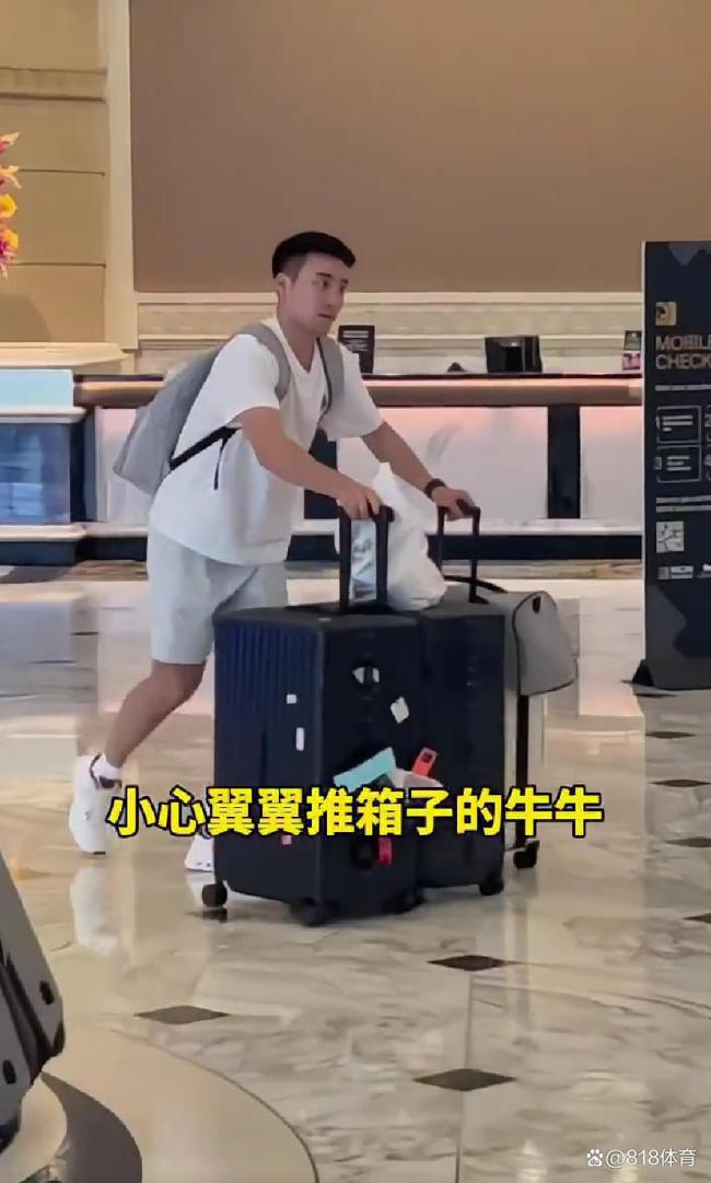 国乒启程回国，王楚钦拥抱友人，王皓为孙颖莎拍合照 满载荣誉归途平安