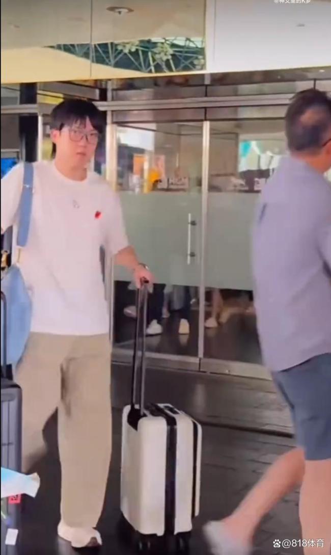 国乒启程回国，王楚钦拥抱友人，王皓为孙颖莎拍合照 满载荣誉归途平安