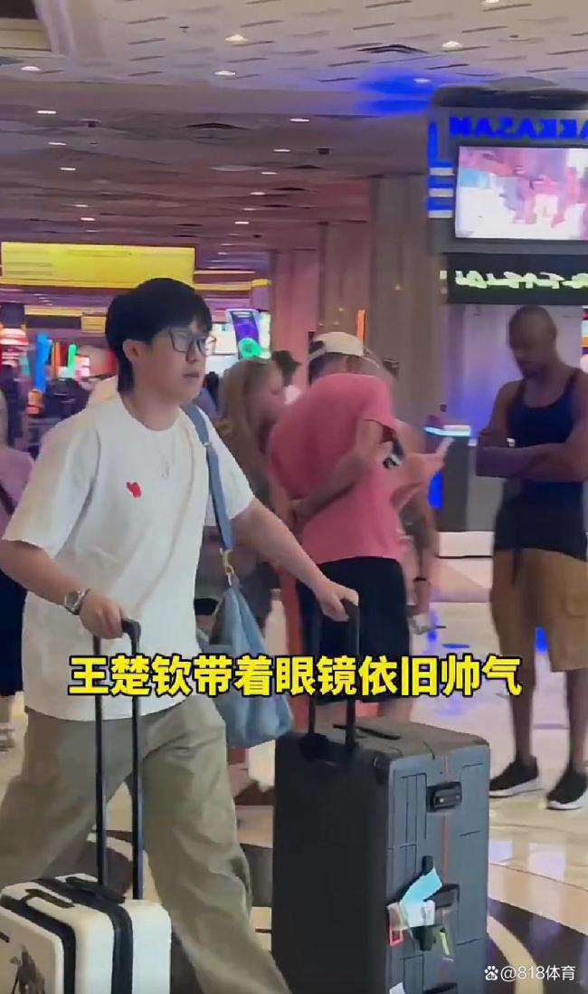 国乒启程回国，王楚钦拥抱友人，王皓为孙颖莎拍合照 满载荣誉归途平安